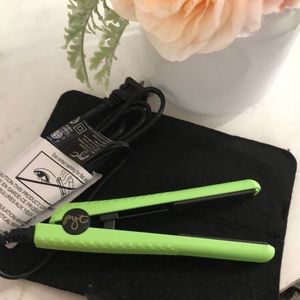 Cute BRAND NEW PYT mini ceramic straightener!